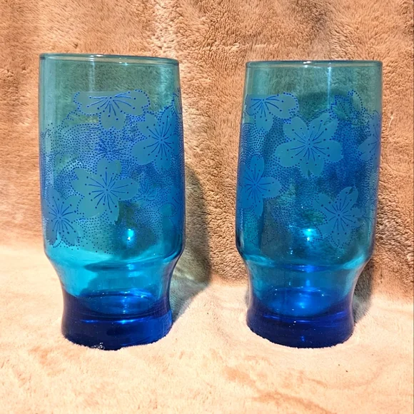 Vintage 4 Capri Turquoise Blue Glass Tumblers White Flowers  Vintage Pat Au glassware display picture 1